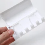 موزع معجون الأسنان مع حامل 5 فراشي تصميم جداري أنيق لتنظيم الحمام - الصورة 7