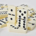 ⁦مجموعة دومينو كلاسيكية (28 قطعة)⁩ - الصورة ⁦5⁩