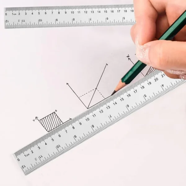 مسطرة بلاستيكية شفافة