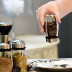 ⁦منظم بهارات دوار 360 درجة مع 6 عبوات زجاجية حامل توابل عملي وأنيق للمطبخ⁩ - الصورة ⁦13⁩